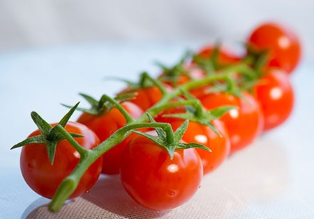 Photo d'une grappe de tomates cocktail